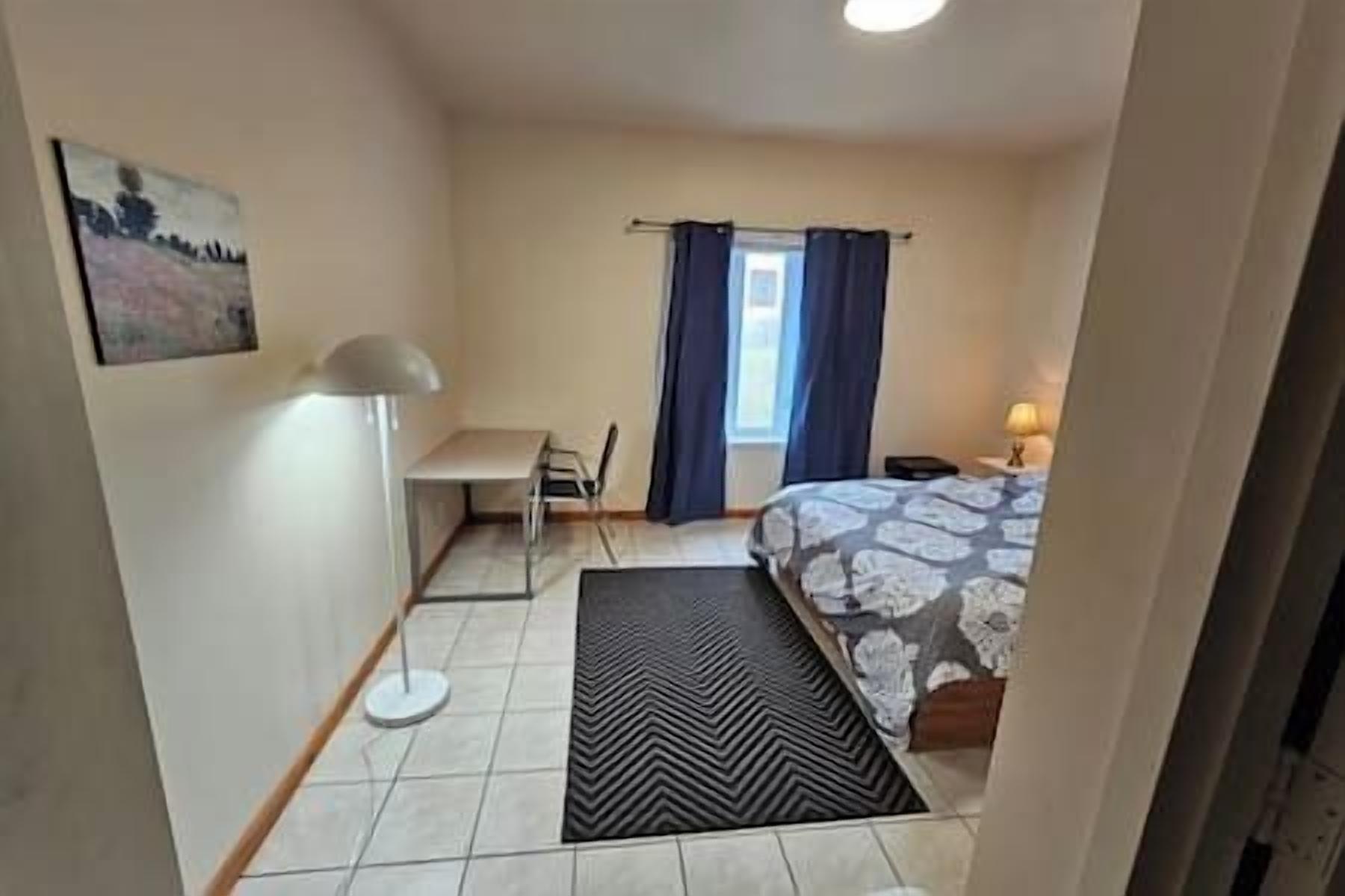 1 dormitorio, tabla de planchar con plancha, wifi y ropa de cama