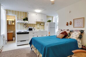 Desk, iron/ironing board, internet, bed sheets - Historic Delphi Studio: Walk to Main St & Creek (Delphi)