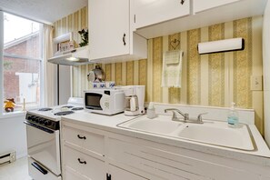 Fridge, microwave, stovetop, coffee/tea maker - Historic Delphi Studio: Walk to Main St & Creek (Delphi)