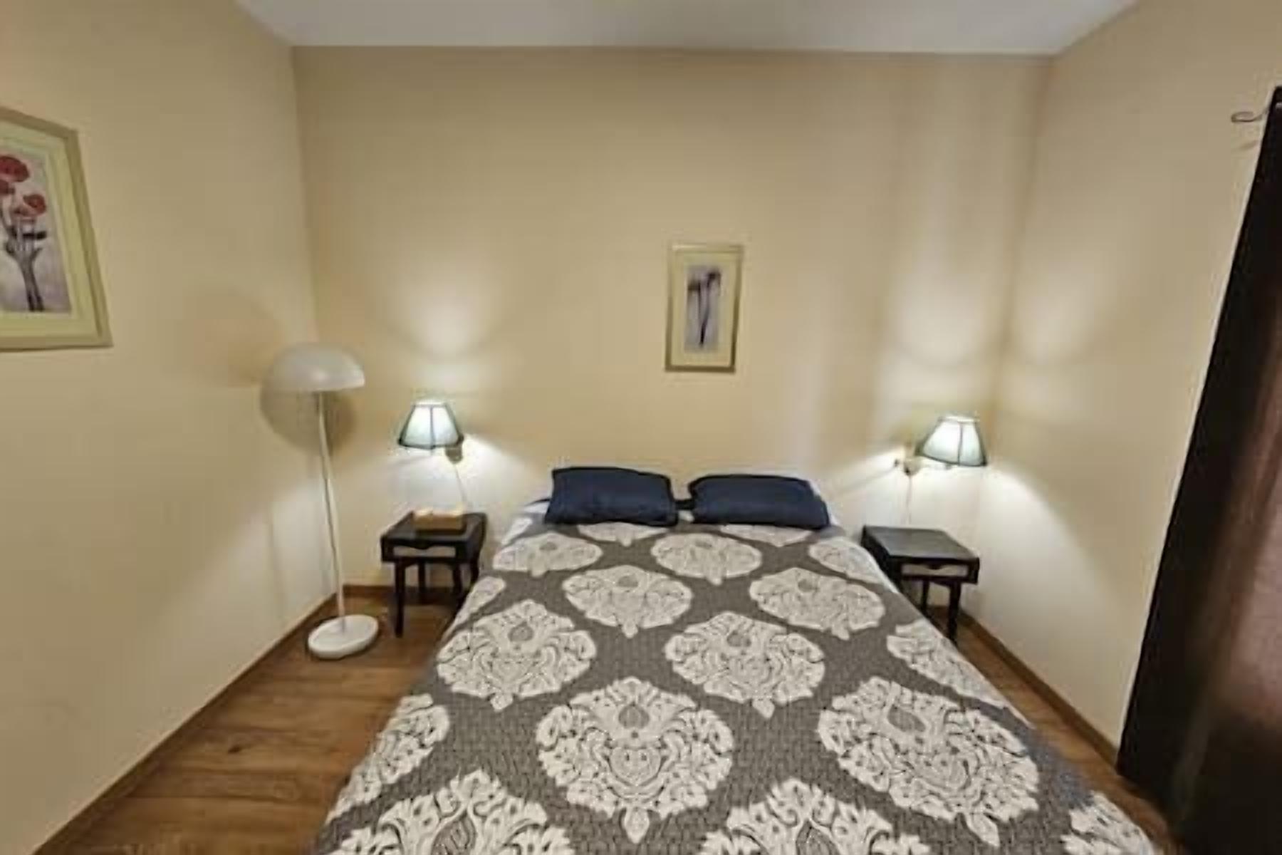 1 habitación, tabla de planchar con plancha, wifi y ropa de cama 