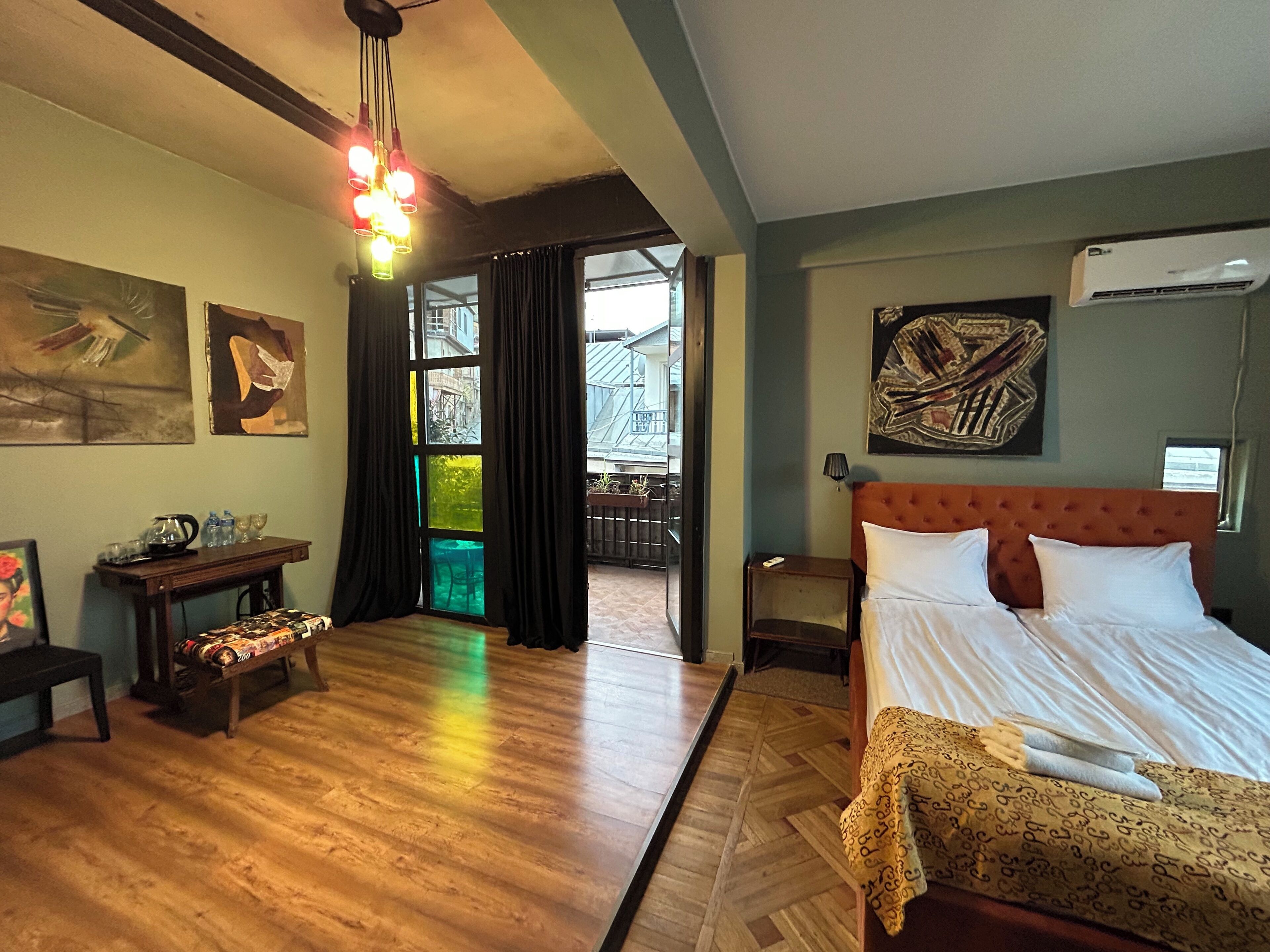 Kahden hengen superior-huone (yksi tai kaksi sänkyä), parveke, näköala puutarhaan | Tallelokero huoneessa, äänieristys, silitysrauta/-lauta, ilmainen Wi-Fi