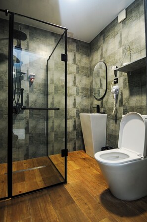 Chambre Double Standard, vue cour intérieure | Salle de bain | Chaussons