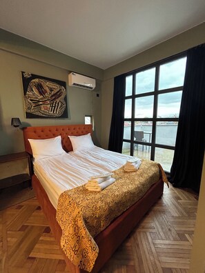 Habitación superior con 1 cama doble o 2 individuales, balcón, vistas al jardín | Caja fuerte, sistema de insonorización, tabla de planchar con plancha