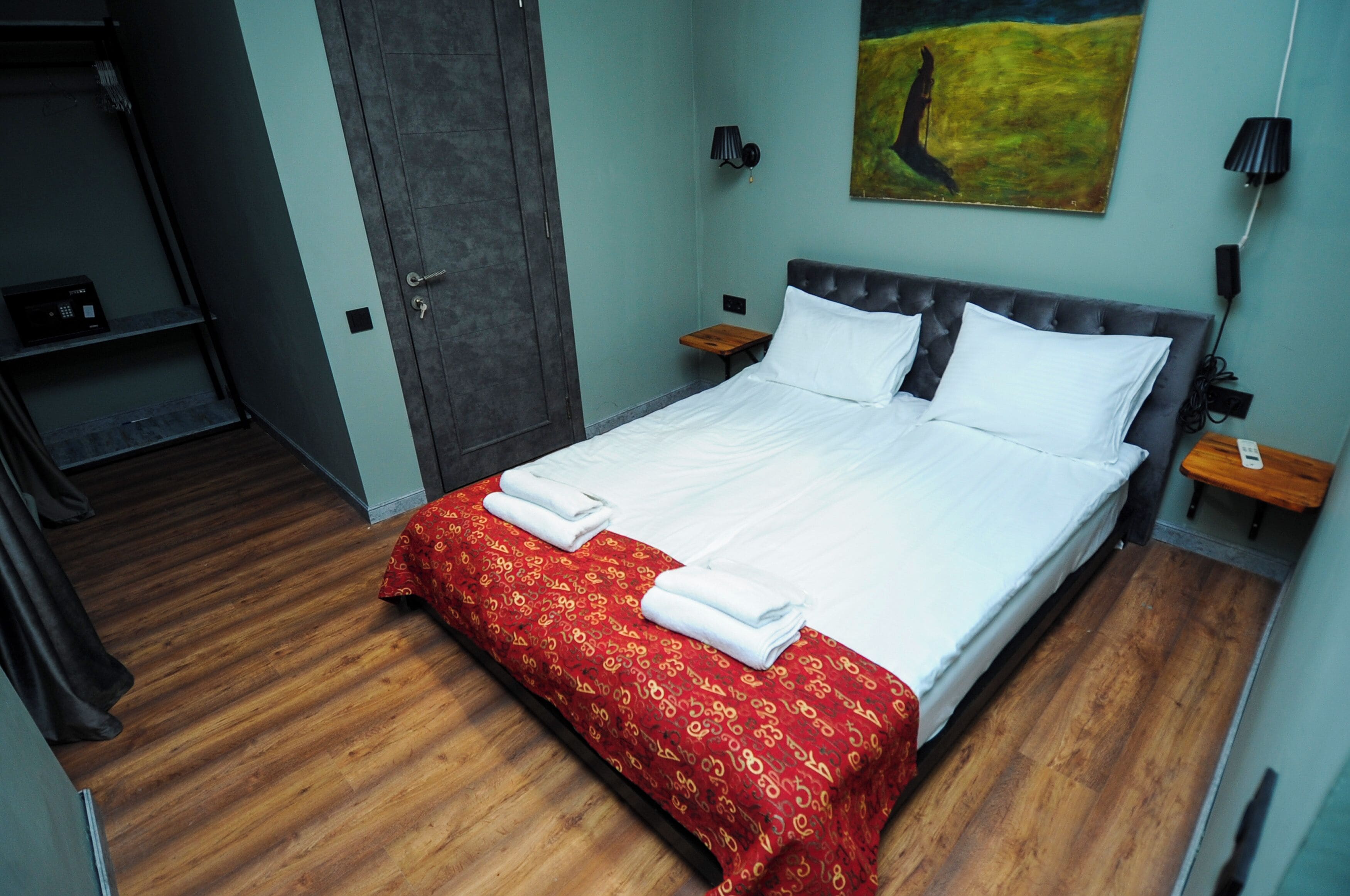 Kahden hengen standard-huone, näköala pihalle | Tallelokero huoneessa, äänieristys, silitysrauta/-lauta, ilmainen Wi-Fi