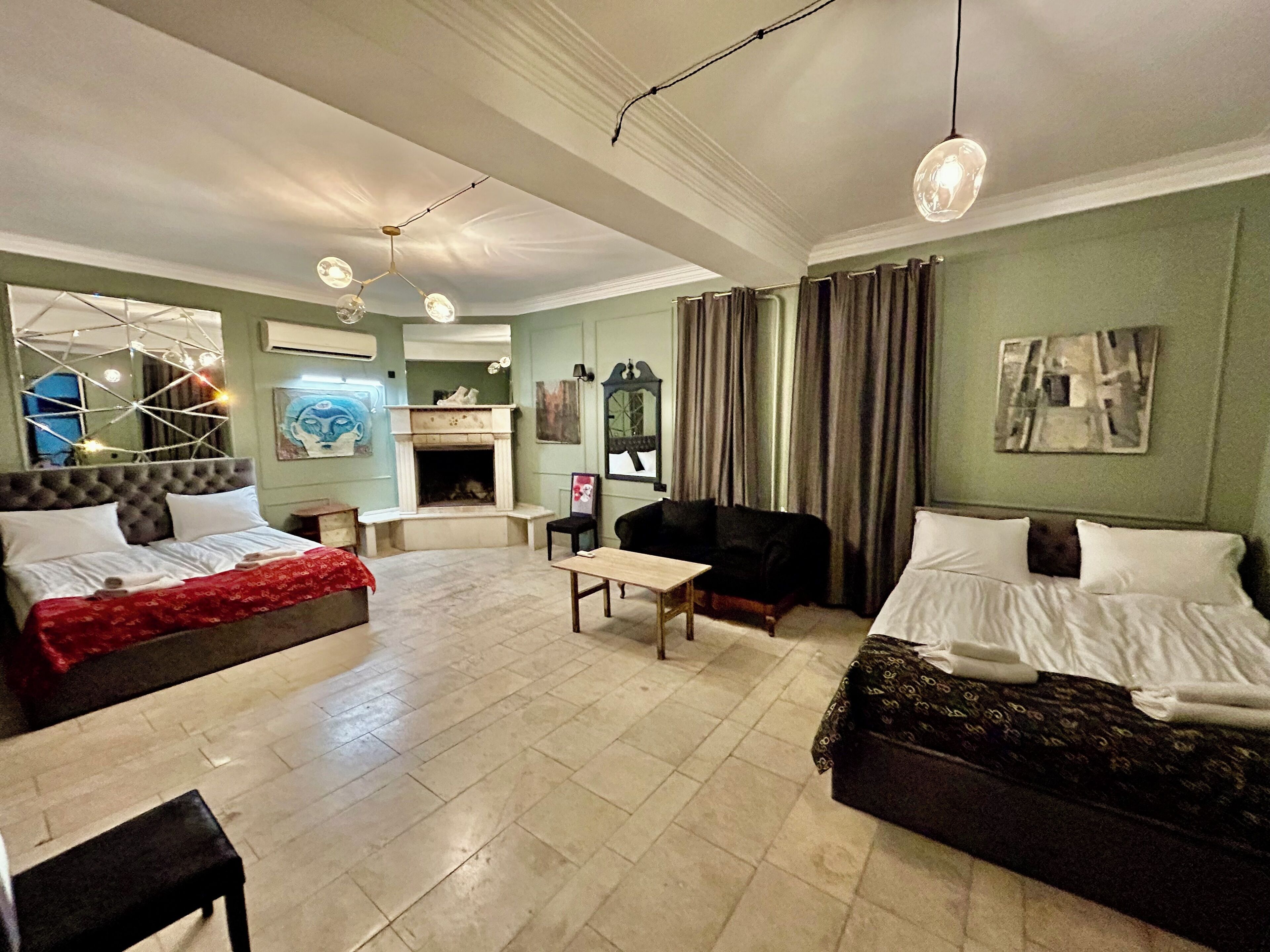 Deluxe-sviitti, näköala pihalle | Tallelokero huoneessa, äänieristys, silitysrauta/-lauta, ilmainen Wi-Fi