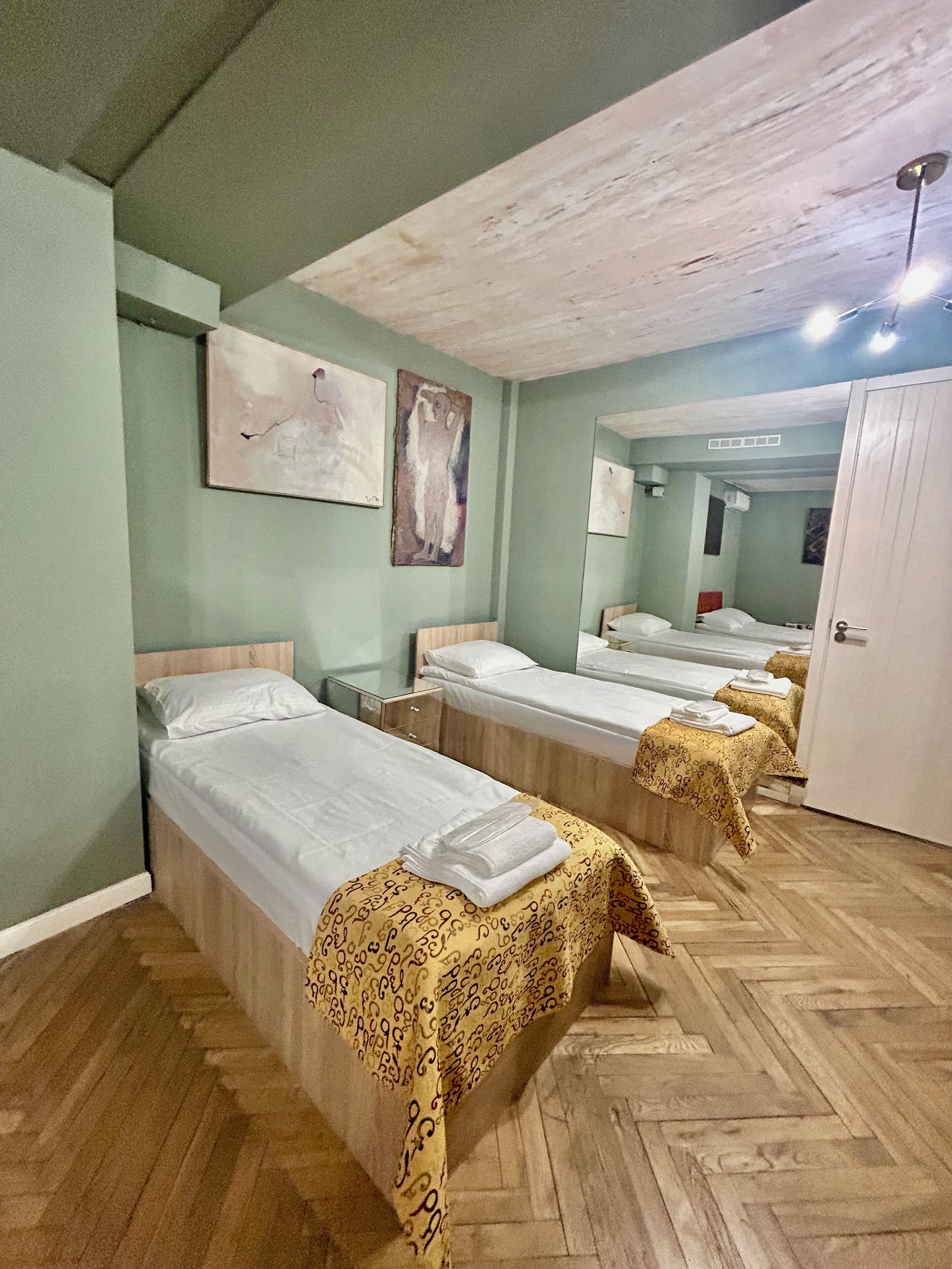 Neljän hengen perhehuone, näköala puutarhaan | Tallelokero huoneessa, äänieristys, silitysrauta/-lauta, ilmainen Wi-Fi