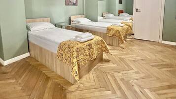Habitación cuádruple familiar, vistas al jardín | Caja fuerte, sistema de insonorización, tabla de planchar con plancha