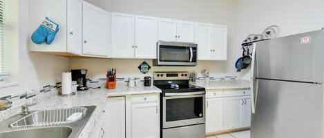 冷蔵庫、電子レンジ、コンロ、コーヒー / ティーメーカー