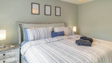 2 bedrooms, desk, iron/ironing board, Internet