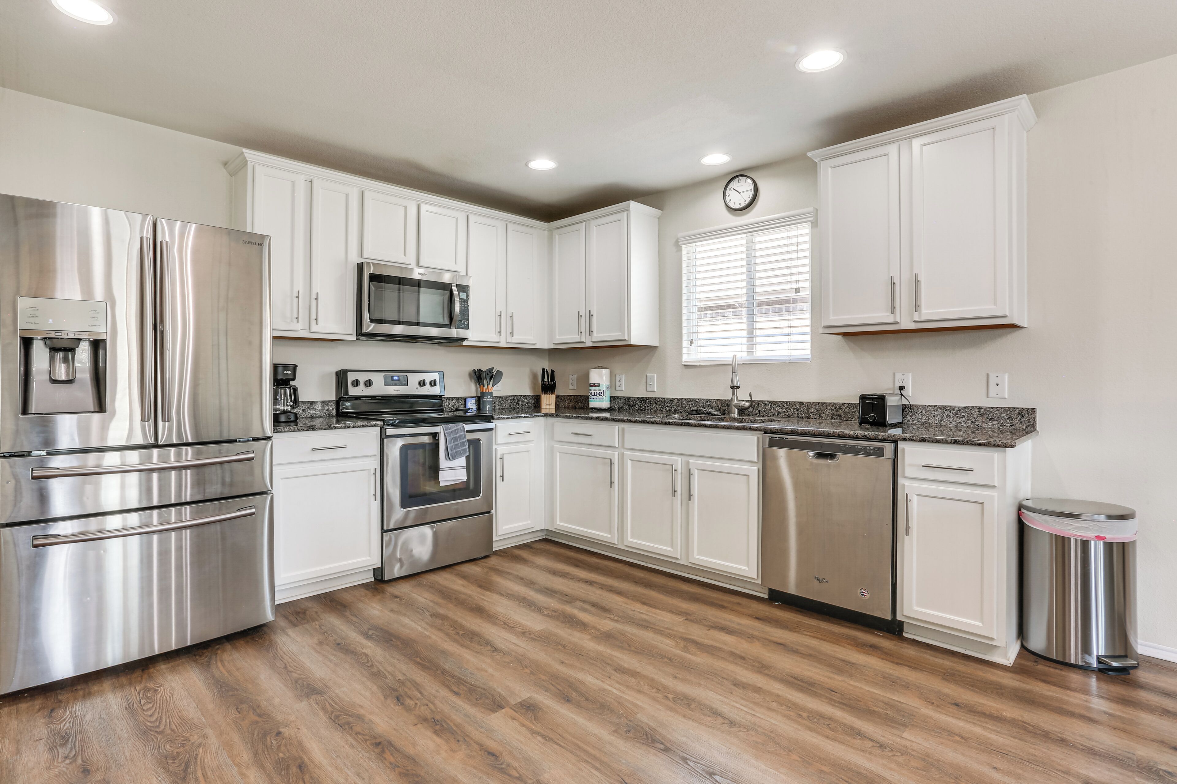 Fridge, microwave, stovetop, dishwasher