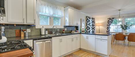 Fridge, microwave, stovetop, dishwasher