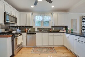 Fridge, microwave, stovetop, dishwasher