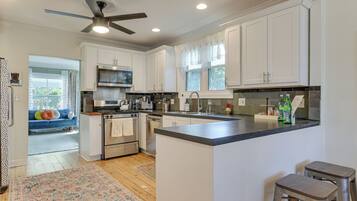 Fridge, microwave, stovetop, dishwasher