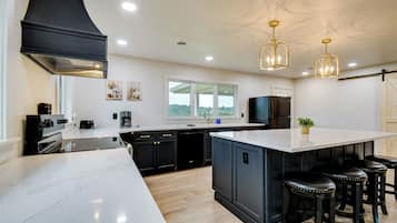 Réfrigérateur, micro-ondes, plaque de cuisson, lave-vaisselle