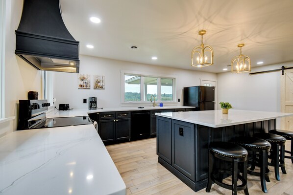 Fridge, microwave, stovetop, dishwasher