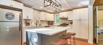 Hike, Leaf-Peep, Ski: Hideaway w/ Private Hot Tub!
