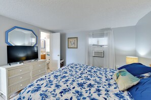 1 bedroom, desk, iron/ironing board, Internet - < 1 Mi to Beach: Peaceful Escape in Nokomis (Nokomis)