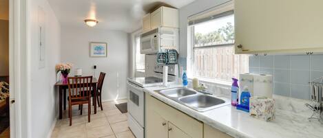 Réfrigérateur, micro-ondes, plaque de cuisson, cafetière/bouilloire