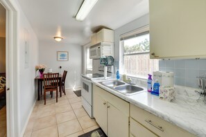 Fridge, microwave, stovetop, coffee/tea maker - < 1 Mi to Beach: Peaceful Escape in Nokomis (Nokomis)