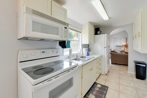 Fridge, microwave, stovetop, coffee/tea maker - < 1 Mi to Beach: Peaceful Escape in Nokomis (Nokomis)