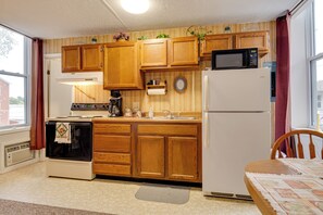 Wasserkocher mit Kaffee-/Teezubehör, Kühlschrank, Mikrowelle, Herdplatte