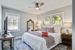 Skrivebord, strykejern/-brett, wi-fi og sengetøy