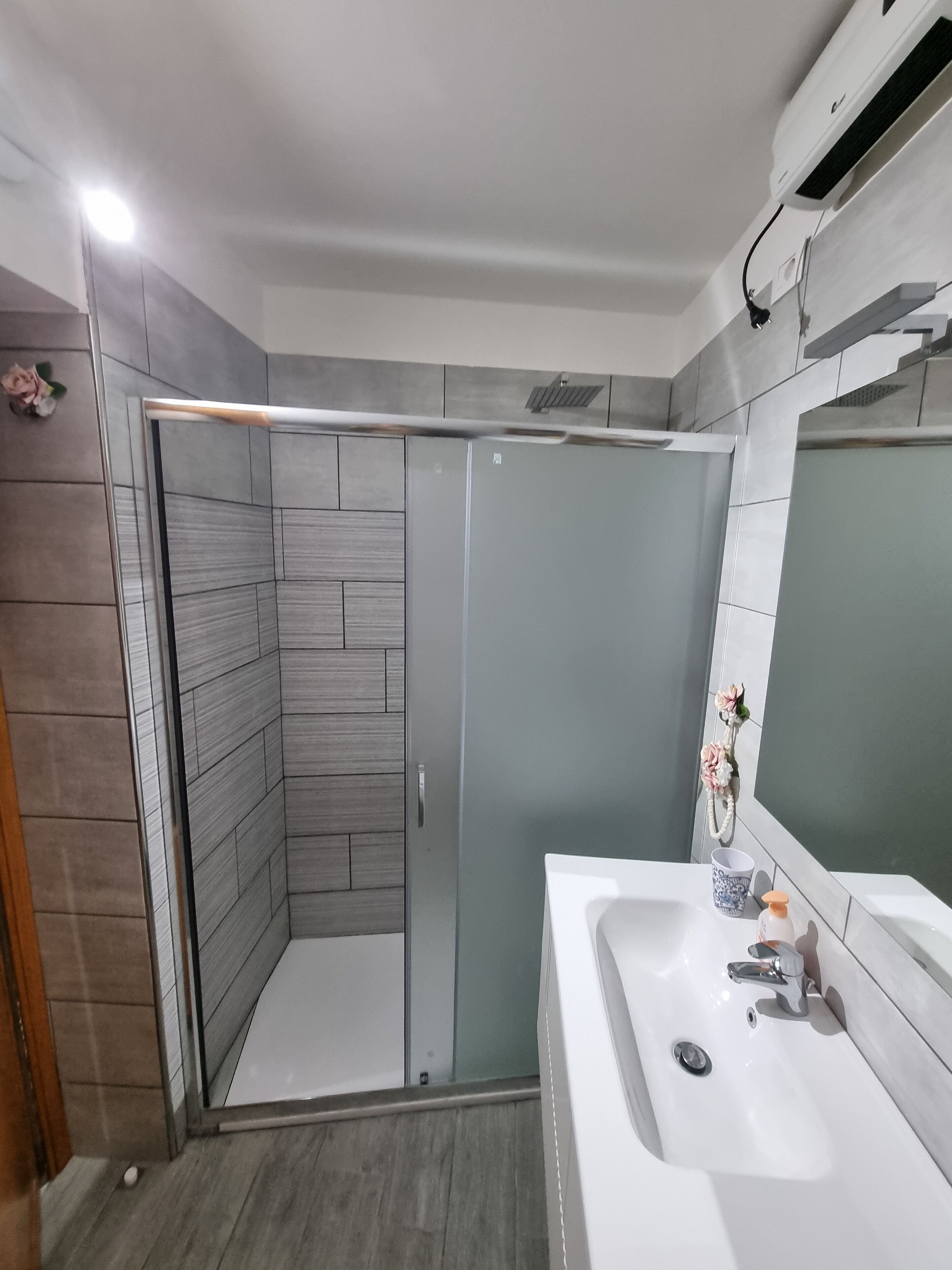 Basic-Stadtwohnung, Bergblick | Badezimmer | Dusche, Handtücher