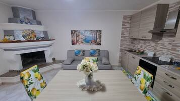 Basic-Stadtwohnung, Bergblick | Eigene Küche