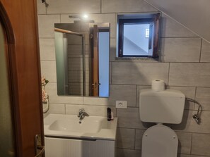 Casa de ciudad básica, vista a la montaña | Baño | Regadera y toallas 