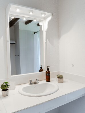 Bidet, serviettes fournies, savon, shampoing