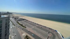 Eine Küstenstadt mit Strand, Straßen und Gebäuden.