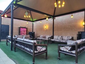 Chalet, 1 slaapkamer | Woonruimte | Een 32-inch flatscreentelevisie met satellietzenders