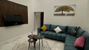 シャレー 1 ベッドルーム | リビング エリア | 32 インチの薄型テレビ (衛星放送視聴可)