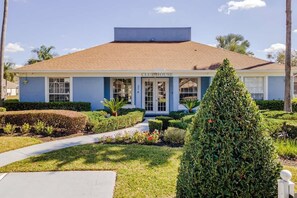Exterior - Modern 3BR Orlando Villa, Heated Pool & BBQ, 14 Miles to Disney (Davenport)