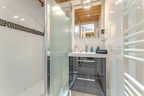 Deluxe Apartment, Balcony, Garden View | Bathroom | Shower, free toiletries, soap, shampoo