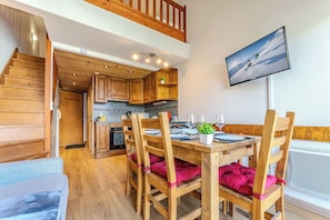 Appartamento Deluxe, balcone, vista montagna | Area soggiorno | Smart TV 33 pollici con canali digitali
