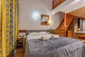 Deluxe Apartment, Balcony, Mountain View | Living area