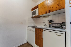 Departamento Confort, balcón, vista a la montaña | Cocina privada | Frigobar, microondas, horno y parrilla de estufa 