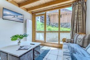 Deluxe Apartment, Balcony, Garden View | Garden view