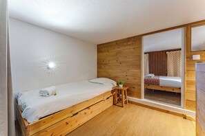 Departamento ejecutivo, balcón, vista a la montaña | Ropa de cama de alta calidad y espacio para trabajar con laptop 