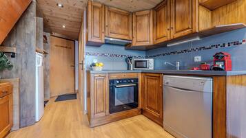 Deluxe Apartment, Balcony, Mountain View | Private kitchen | Mini-fridge, microwave, oven, stovetop
