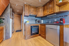 Deluxe Apartment, Balcony, Mountain View | Private kitchen