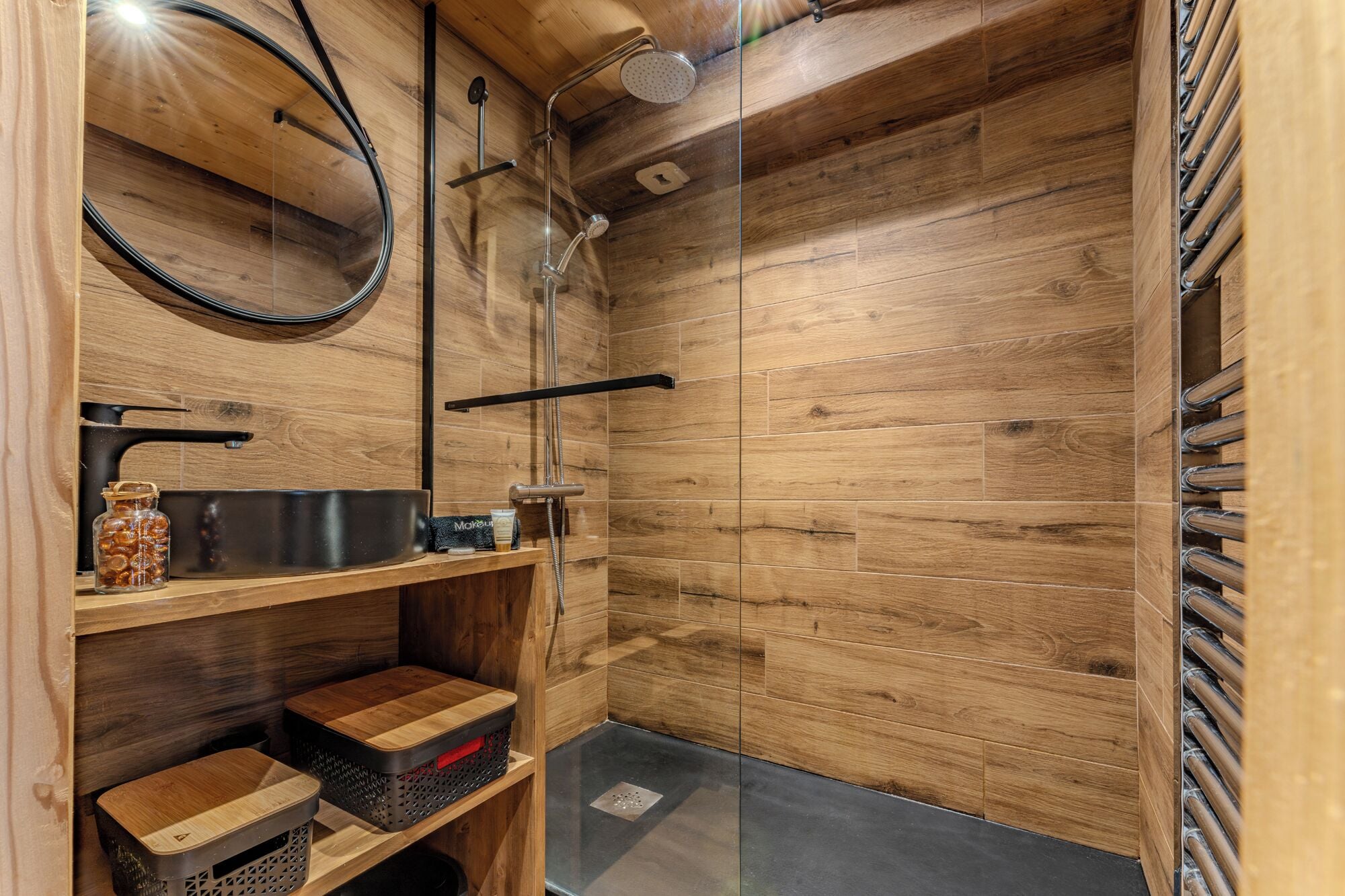 Appartement Deluxe, balcon, vue montagne | Salle de bain | Douche, articles de toilette gratuits, savon, shampoing