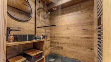 Appartement Deluxe, balcon, vue montagne | Salle de bain | Douche, articles de toilette gratuits, savon, shampoing