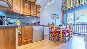 Deluxe Apartment, Balcony, Mountain View | Private kitchen | Mini-fridge, microwave, oven, stovetop