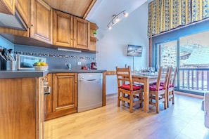Deluxe Apartment, Balcony, Mountain View | Private kitchen