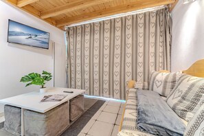 Appartement Deluxe, balcon, vue jardin | Coin séjour | TV connectée de 33 pouces avec chaînes numériques
