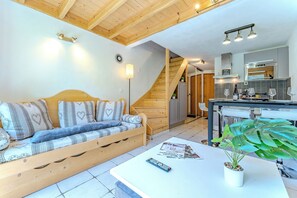 Appartement Deluxe, balcon, vue jardin | Coin séjour | TV connectée de 33 pouces avec chaînes numériques