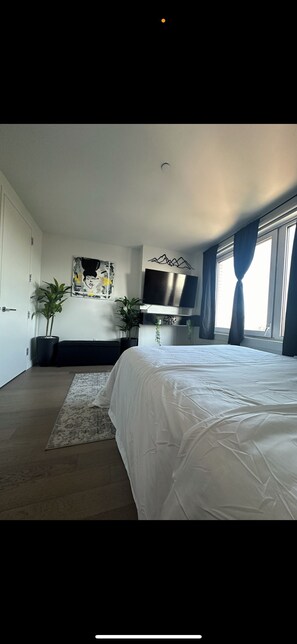 2 bedrooms, iron/ironing board, Internet, bed sheets - Chic 2-bd 2-bth apartment with huge private balcony (Jamaica)