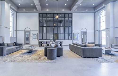 Chic 2-bd 2-bth apartment with huge private balcony